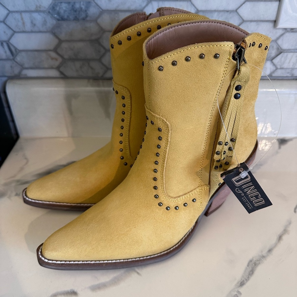NWT Dingos Women’s Classy N Sassy Yellow Suede Ankle Boots